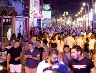 Μάλια: Ιδιοκτήτης μαγαζιού περιγράφει απίστευτες καταστάσεις με μεθυσμένους Βρετανούς (φωτό)